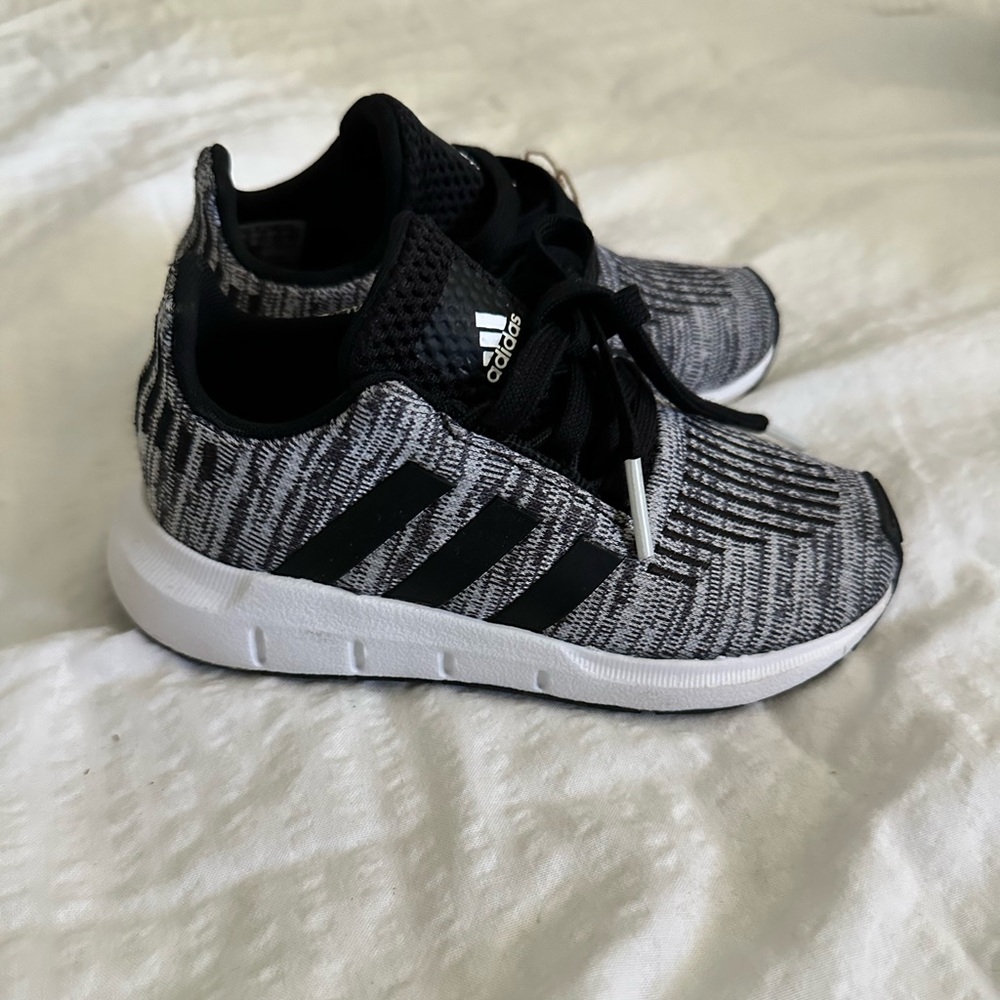 Adidas Swift Run 1.0 EL I Sneakers in Black